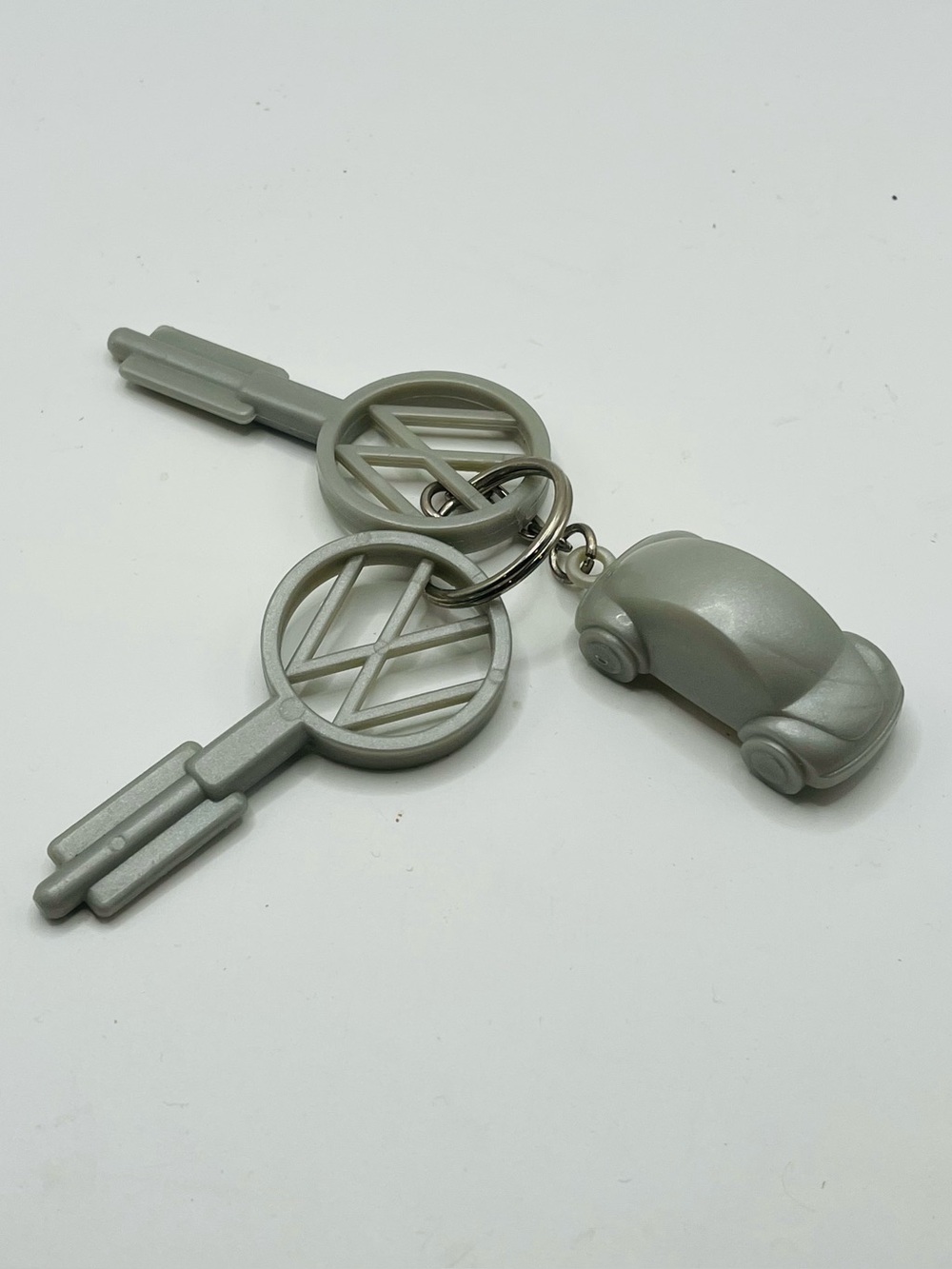 Vintage 2000 Barbie VW Volkswagen Beetle Bug Silver Car Trunk Key & KeyChain